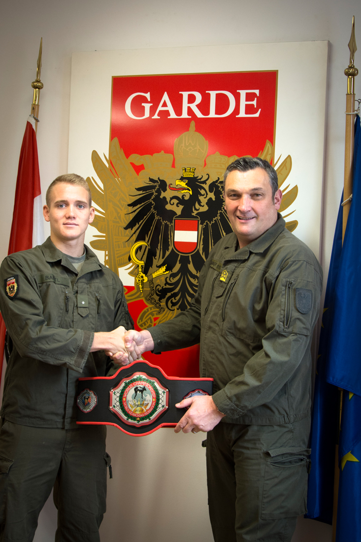 Gefreiter Bartl Florian meldet sich bei Gardekommandant Oberst Stefan Kirchebner als Weltmeister aus Argentinien zurück