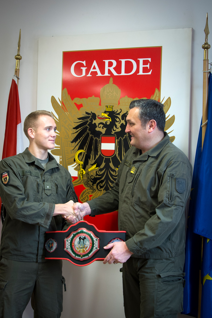 Gefreiter Bartl Florian meldet sich bei Gardekommandant Oberst Stefan Kirchebner als Weltmeister aus Argentinien zurück