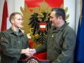 Gefreiter Bartl Florian meldet sich bei Gardekommandant Oberst Stefan Kirchebner als Weltmeister aus Argentinien zurück