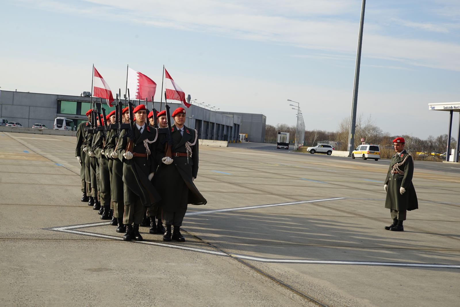 2019_03_04_4Gardekompanie_Flughafenspalier_Katar_Kneissl - 1 of 17