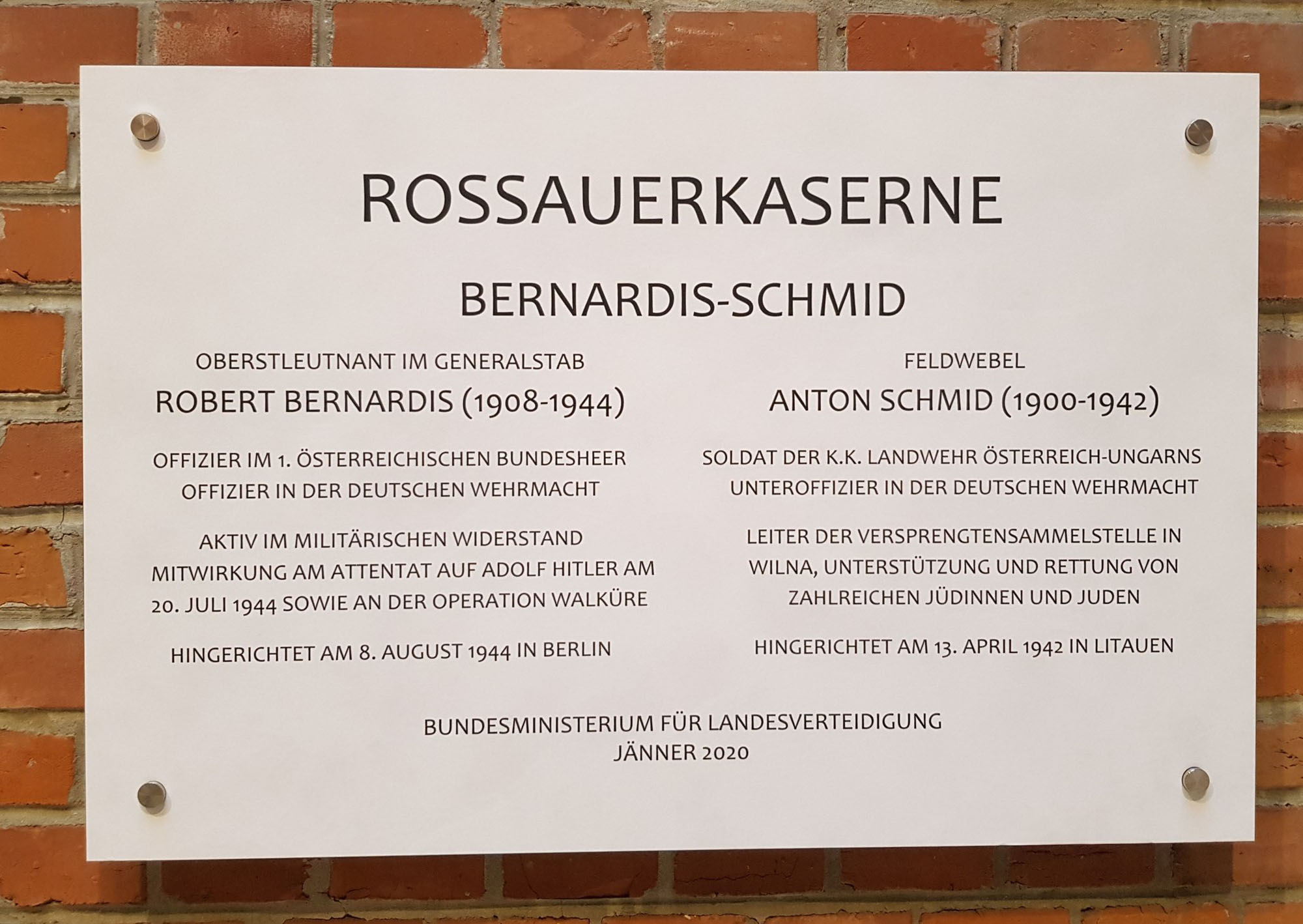 2020_01_27_Garde_3GdKp_Umbenennung-Rossauerkaserne-in-Bernardis-Schmid_Tafel-mit-Kasernennamen-Rossauerkaserne