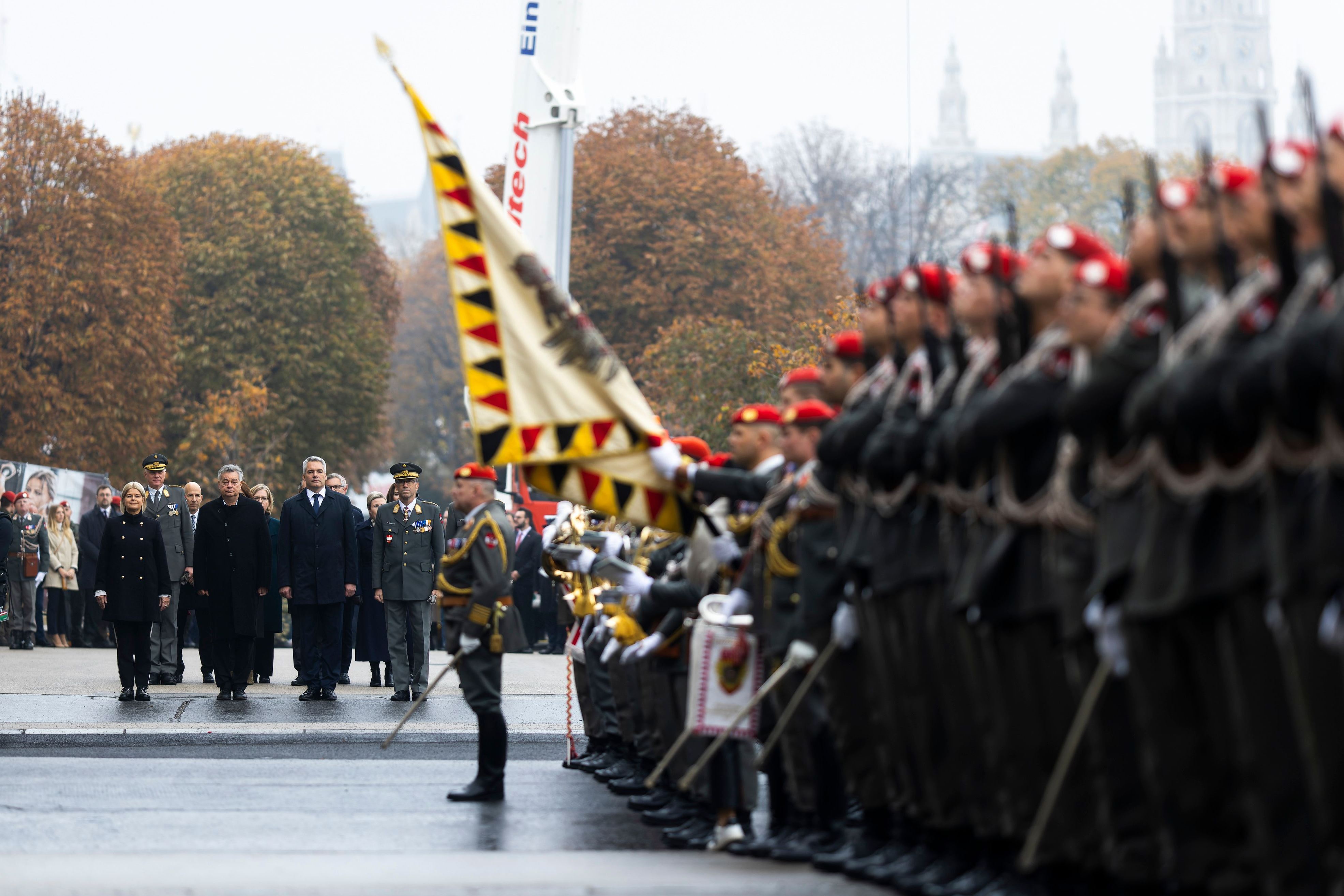 Am 26. Oktober 2024 fand anlässlich des Nationalfeiertages die traditionelle Kranzniederlegung im Weihraum am Wiener Heldenplatz statt. Im Bild Bundeskanzler Karl Nehammer (r.), Vizekanzler Werner Kogler (m.) und Bundesministerin Klaudia Tanner (l.).