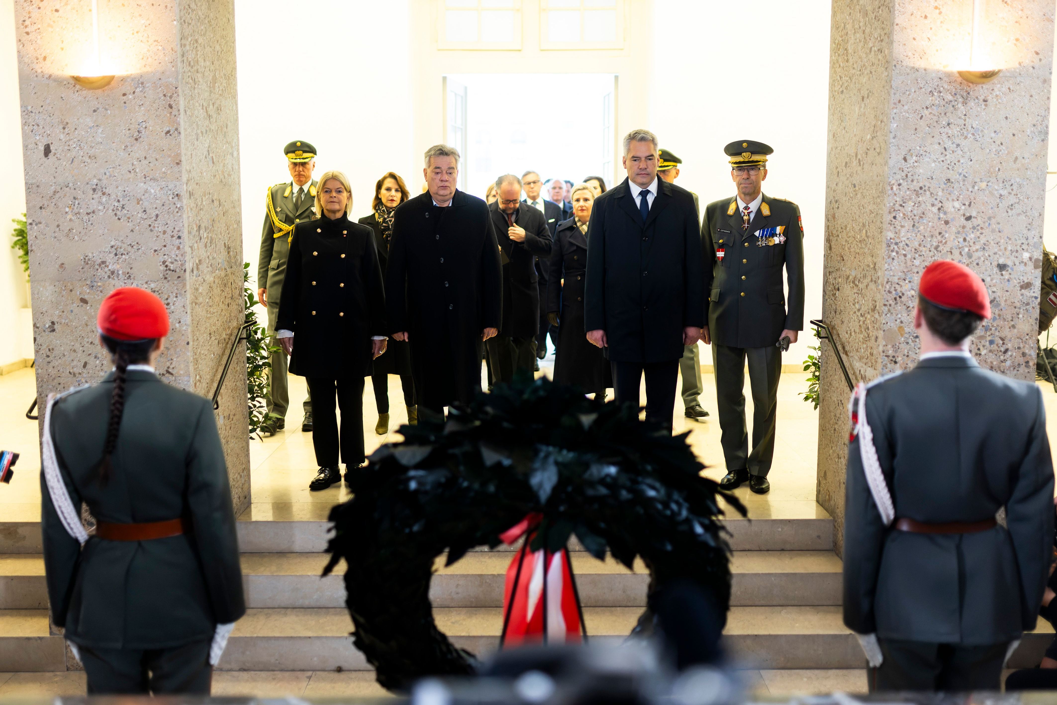Am 26. Oktober 2024 fand anlässlich des Nationalfeiertages die traditionelle Kranzniederlegung im Weihraum am Wiener Heldenplatz statt. Im Bild Bundeskanzler Karl Nehammer (r.), Vizekanzler Werner Kogler (m.) und Bundesministerin Klaudia Tanner (l.).