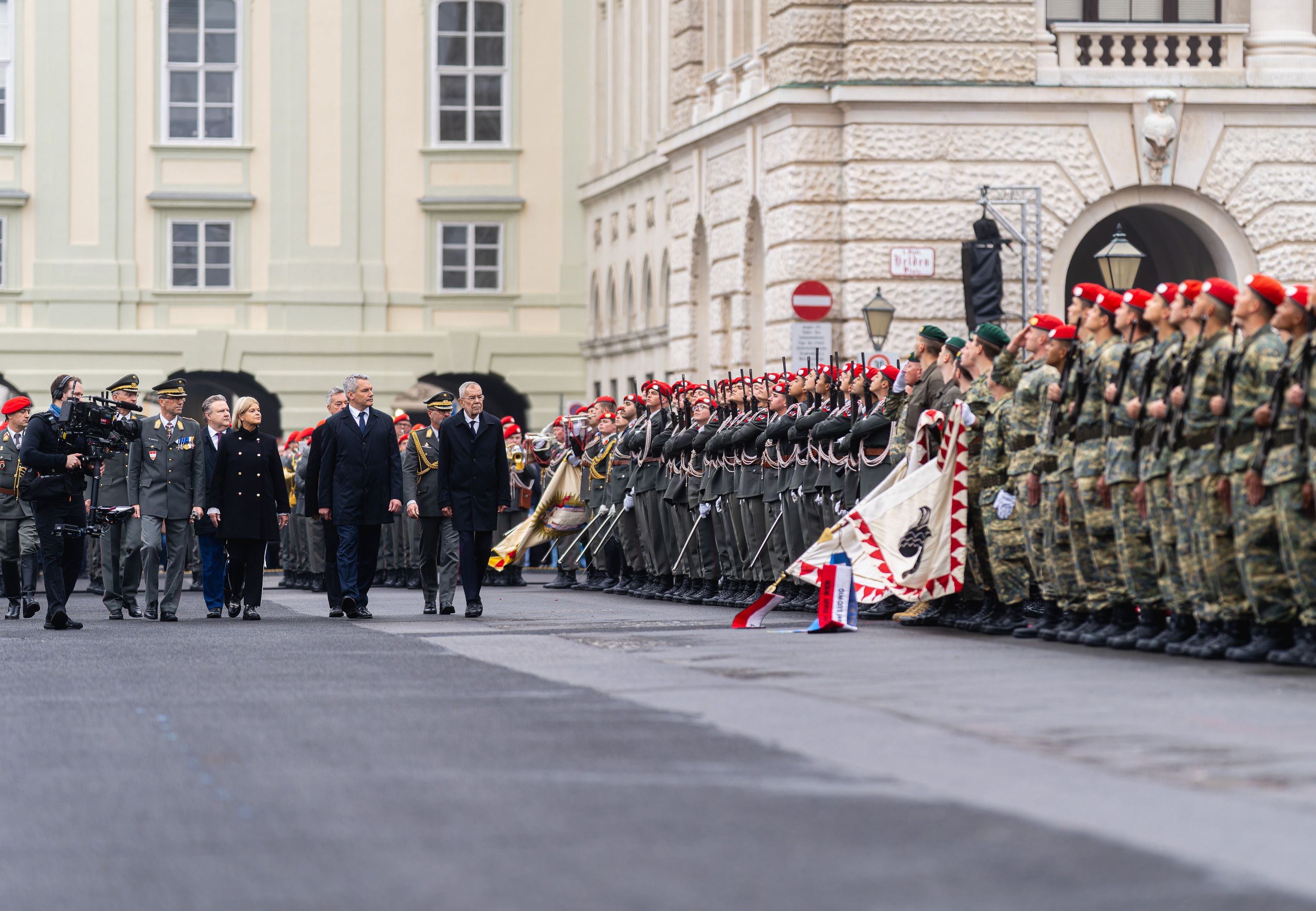Am 26. Oktober 2024 hielt Bundeskanzler Karl Nehammer (m.) im Rahmen der Angelobung der Rekrutinnen und Rekruten des österreichischen Bundesheeres auf dem Wiener Heldenplatz eine Rede zum Österreichischen Nationalfeiertag. Im Bild mit Bundespräsidenten Alexander Van der Bellen (r.) und Bundesministerin Klaudia Tanner (l.).