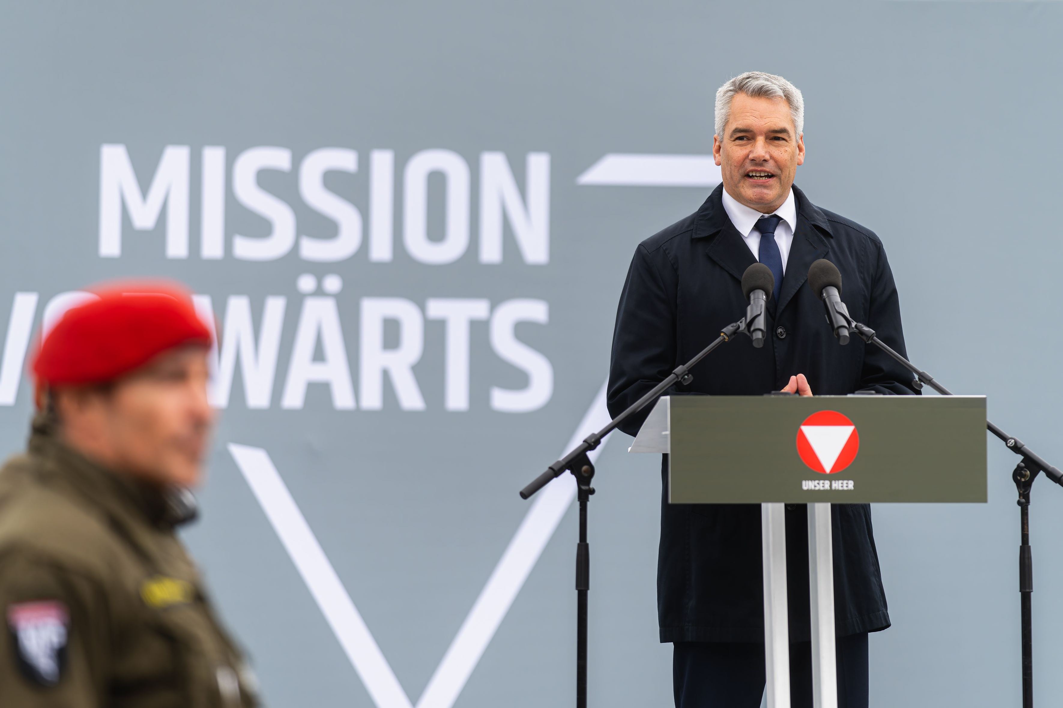 Am 26. Oktober 2024 hielt Bundeskanzler Karl Nehammer (im Bild) im Rahmen der Angelobung der Rekrutinnen und Rekruten des österreichischen Bundesheeres auf dem Wiener Heldenplatz eine Rede zum Österreichischen Nationalfeiertag.