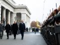 Am 26. Oktober 2024 fand anlässlich des Nationalfeiertages die traditionelle Kranzniederlegung im Weihraum am Wiener Heldenplatz statt. Im Bild Bundeskanzler Karl Nehammer (r.), Vizekanzler Werner Kogler (m.) und Bundesministerin Klaudia Tanner (l.).