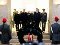 Am 26. Oktober 2024 fand anlässlich des Nationalfeiertages die traditionelle Kranzniederlegung im Weihraum am Wiener Heldenplatz statt. Im Bild Bundeskanzler Karl Nehammer (r.), Vizekanzler Werner Kogler (m.) und Bundesministerin Klaudia Tanner (l.).