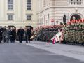 Am 26. Oktober 2024 hielt Bundeskanzler Karl Nehammer (m.) im Rahmen der Angelobung der Rekrutinnen und Rekruten des österreichischen Bundesheeres auf dem Wiener Heldenplatz eine Rede zum Österreichischen Nationalfeiertag. Im Bild mit Bundespräsidenten Alexander Van der Bellen (r.) und Bundesministerin Klaudia Tanner (l.).