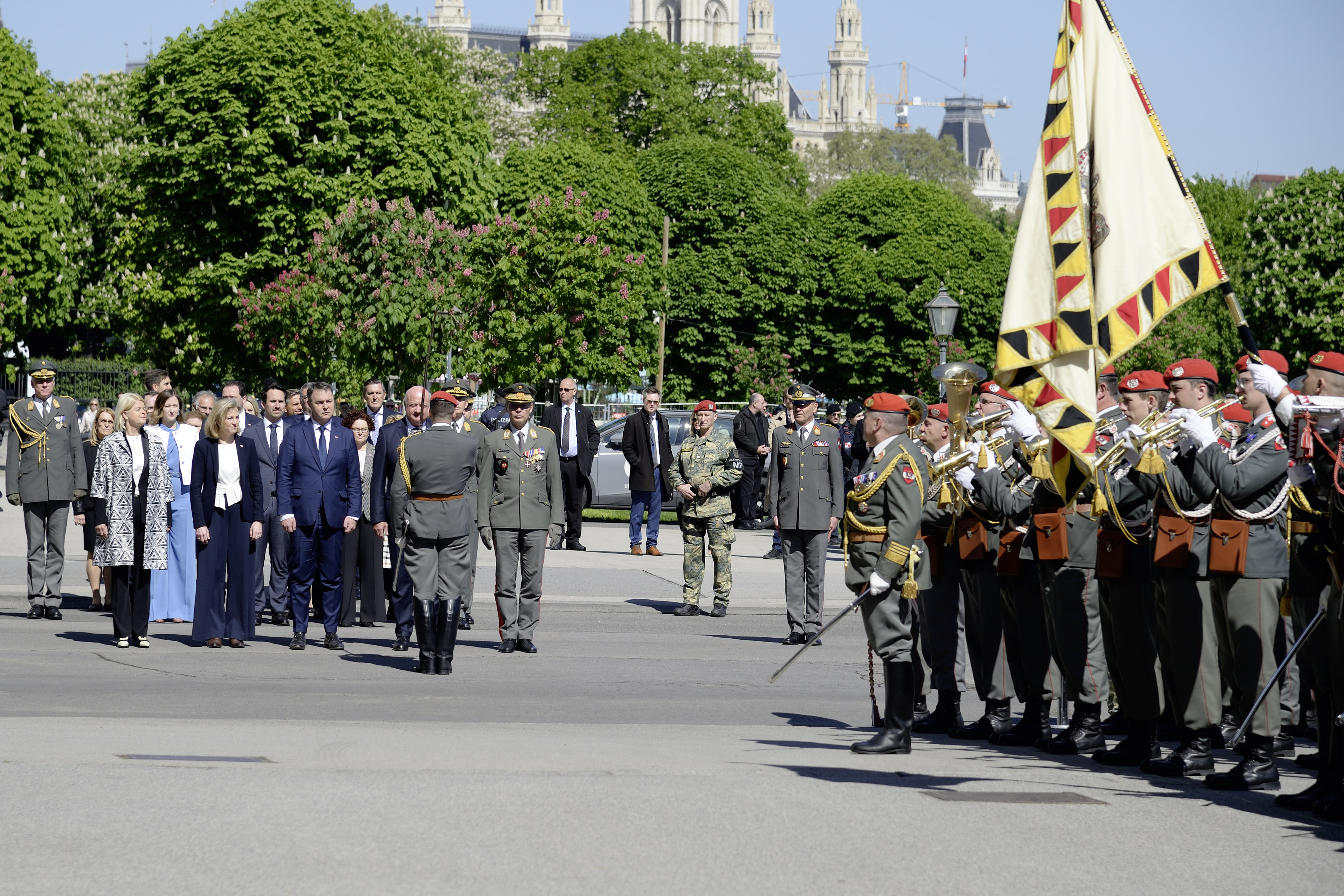 AUSTRIA / Vienna / Hofburg / Äußeres Burgtor / Republiksfeier anlässlich 80 Jahre Republik Österreich in Anwesenheit der Bundesregierung mit Kranzniederlegung im Weiheraum