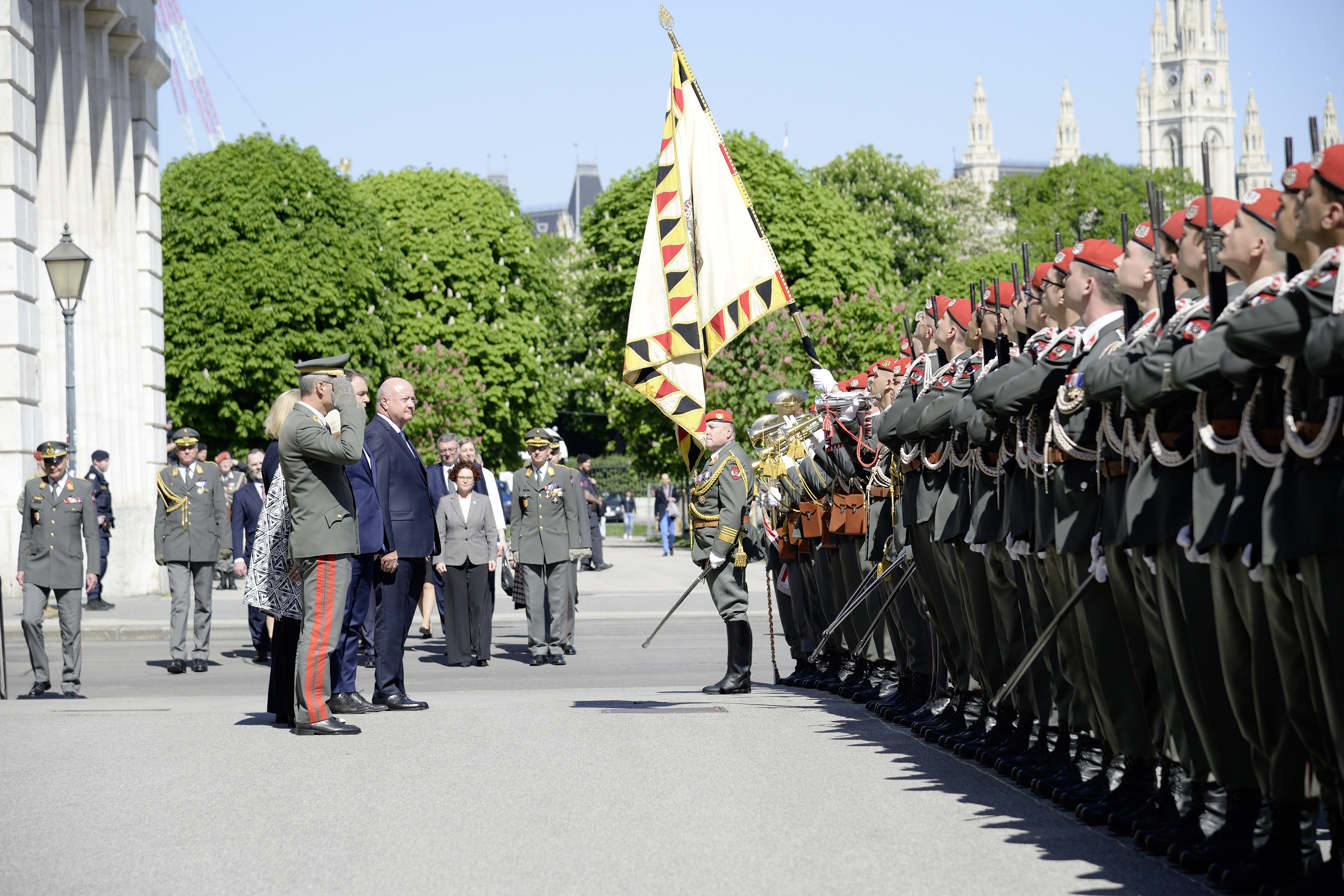 AUSTRIA / Vienna / Hofburg / Äußeres Burgtor / Republiksfeier anlässlich 80 Jahre Republik Österreich in Anwesenheit der Bundesregierung mit Kranzniederlegung im Weiheraum