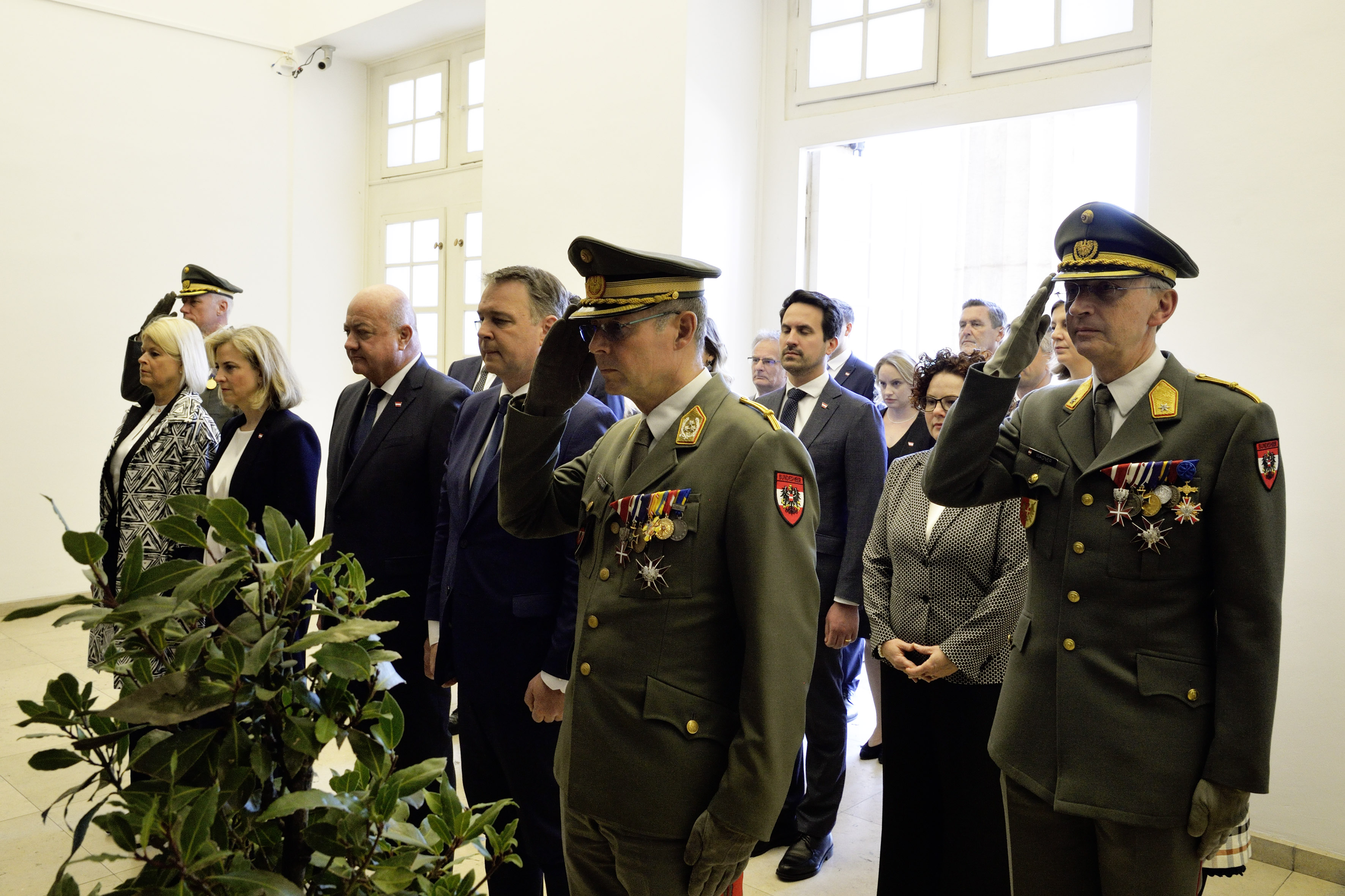 AUSTRIA / Vienna / Hofburg / Äußeres Burgtor / Republiksfeier anlässlich 80 Jahre Republik Österreich in Anwesenheit der Bundesregierung mit Kranzniederlegung im Weiheraum