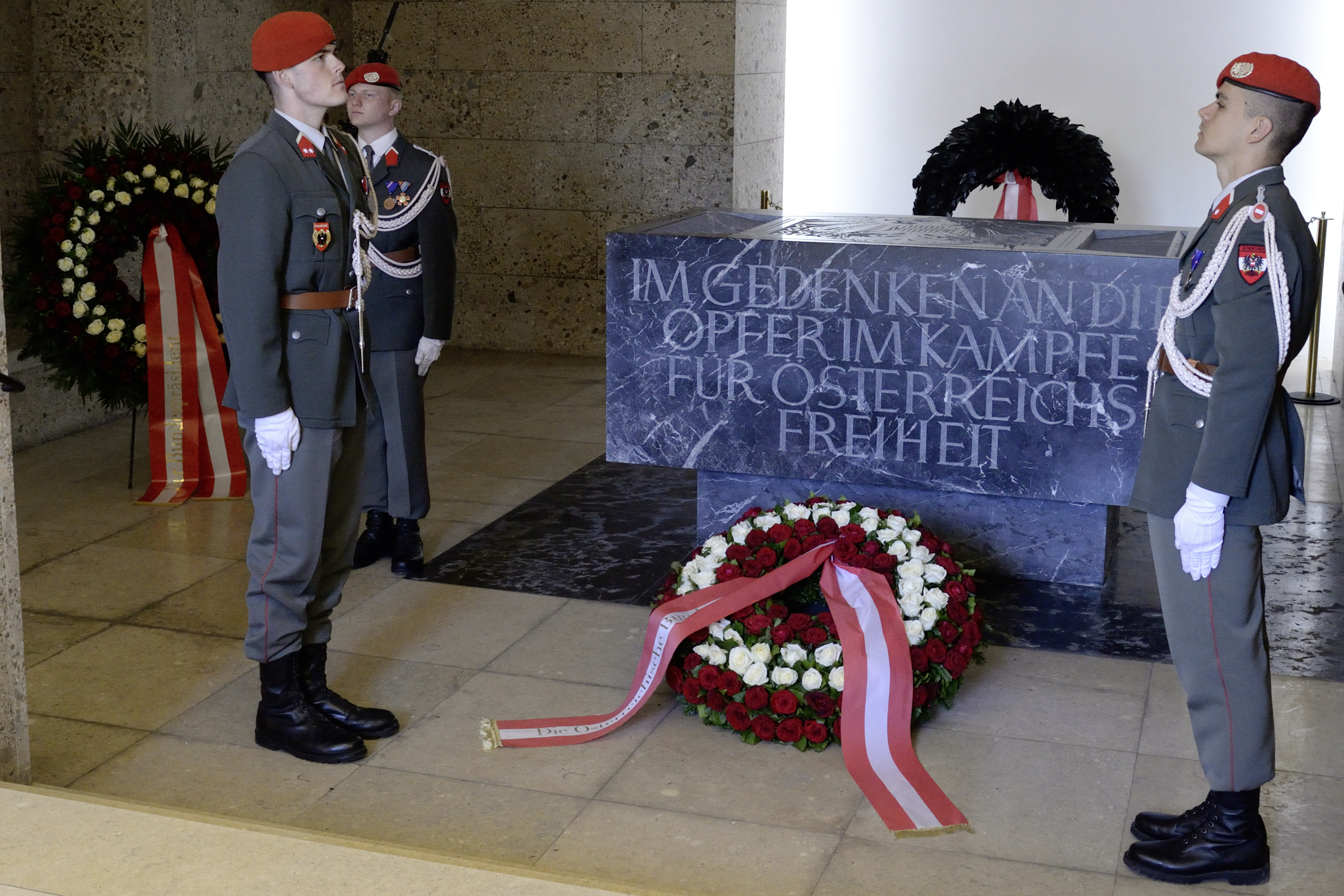 AUSTRIA / Vienna / Hofburg / Äußeres Burgtor / Republiksfeier anlässlich 80 Jahre Republik Österreich in Anwesenheit der Bundesregierung mit Kranzniederlegung im Weiheraum