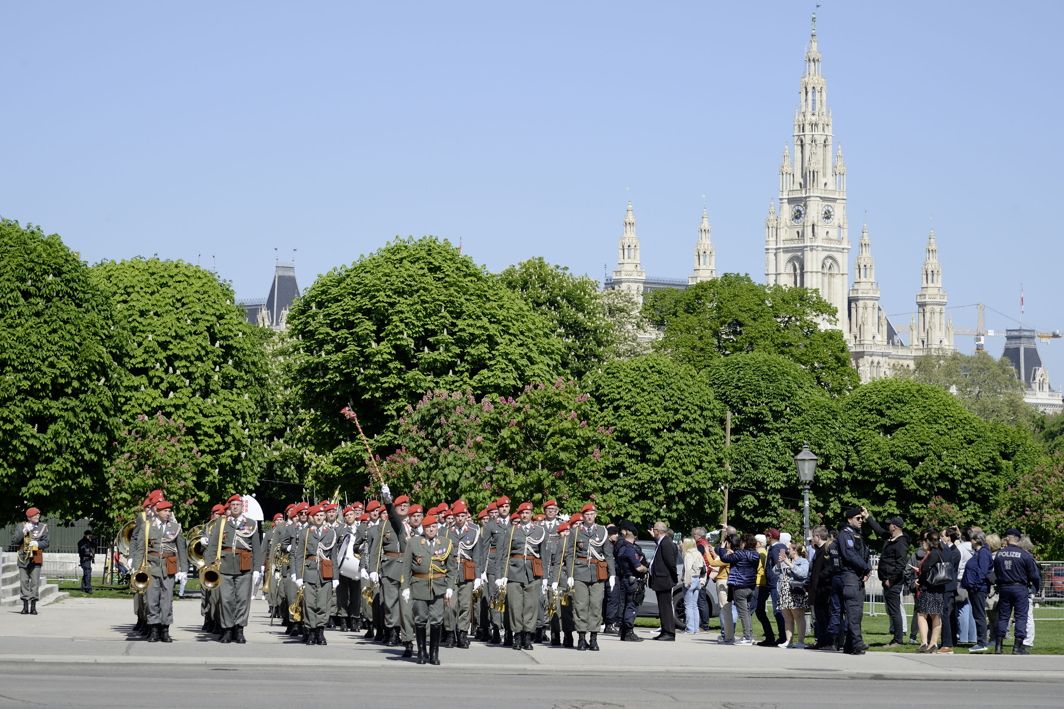 AUSTRIA / Vienna / Hofburg / Äußeres Burgtor / Republiksfeier anlässlich 80 Jahre Republik Österreich in Anwesenheit der Bundesregierung mit Kranzniederlegung im Weiheraum