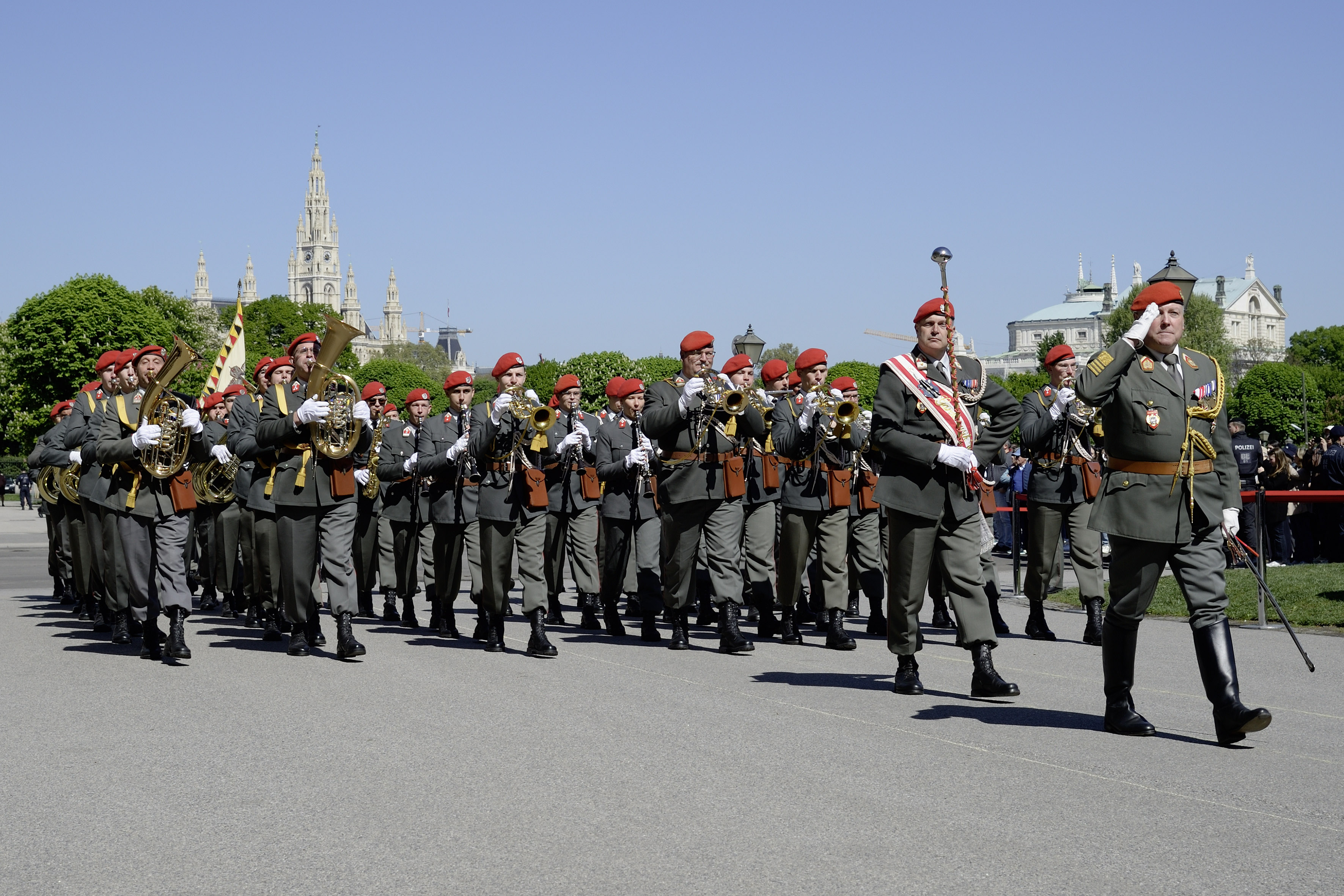AUSTRIA / Vienna / Hofburg / Äußeres Burgtor / Republiksfeier anlässlich 80 Jahre Republik Österreich in Anwesenheit der Bundesregierung mit Kranzniederlegung im Weiheraum