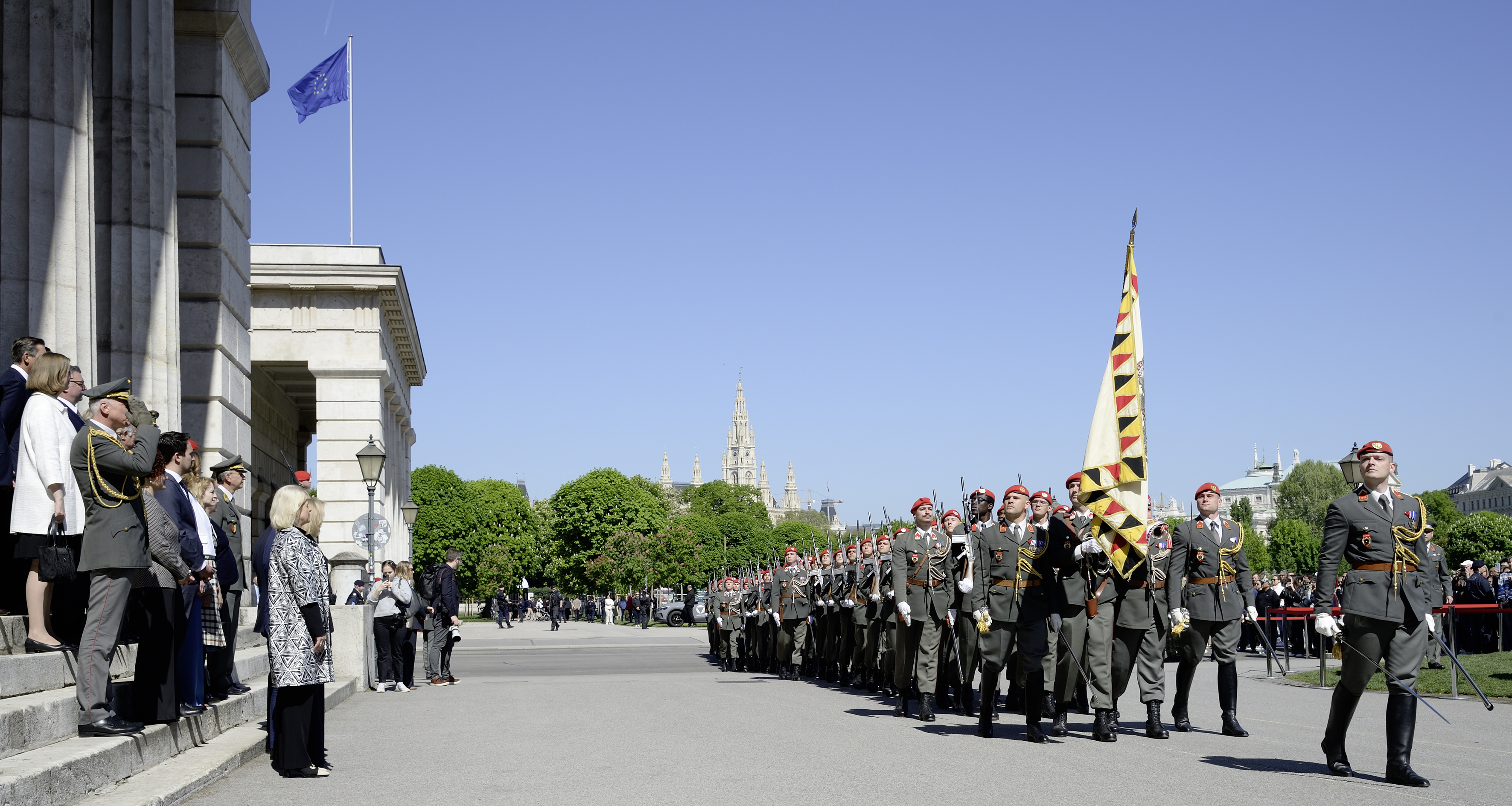 AUSTRIA / Vienna / Hofburg / Äußeres Burgtor / Republiksfeier anlässlich 80 Jahre Republik Österreich in Anwesenheit der Bundesregierung mit Kranzniederlegung im Weiheraum