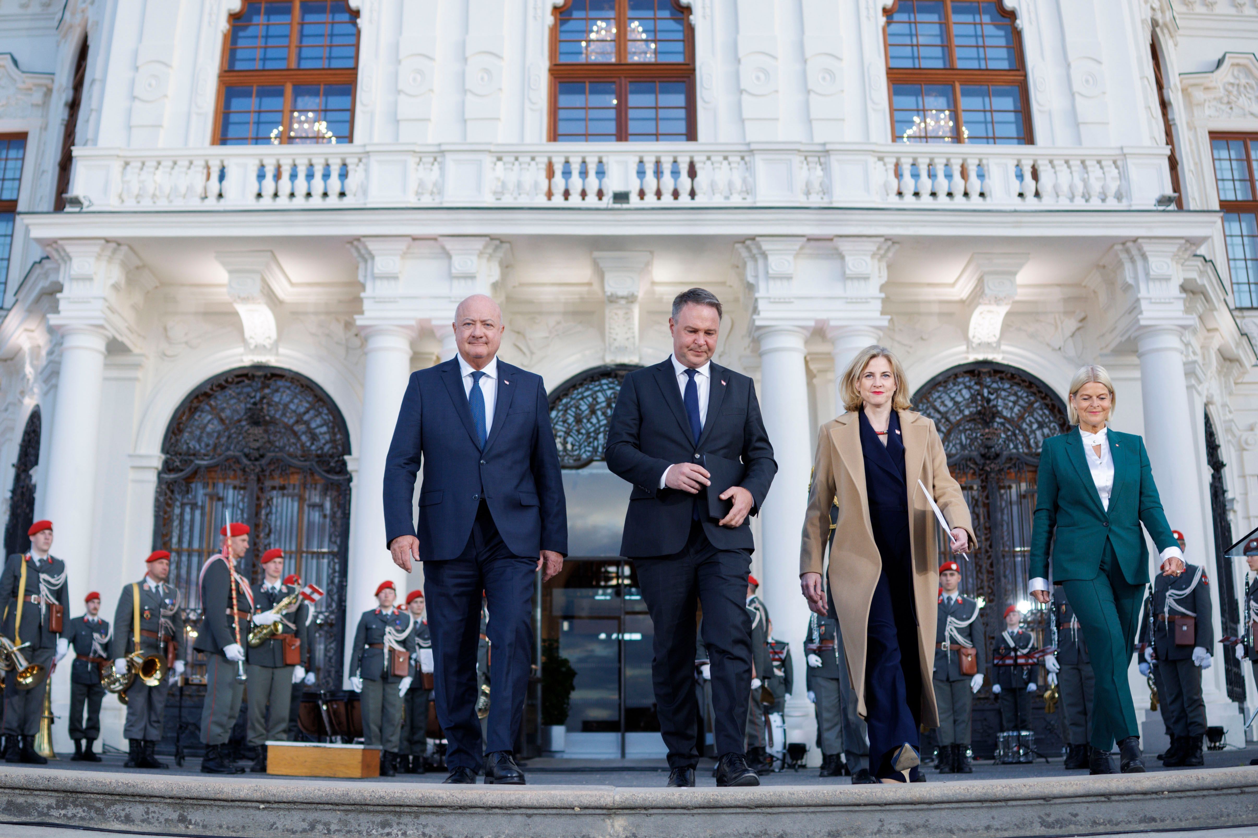 Am 15. Mai 2025 fand der Staatsakt ?70 Jahre Unterzeichnung des Österreichischen Staatsvertrages? vor dem Oberen Belvedere statt. Im Bild Bundeskanzler Christian Stocker (l.), Vizekanzler Andreas Babler (m.l.), Bundesministerin Beate Meinl-Reisinger (m.r.) und Bundesministerin Klaudia Tanner (r.).