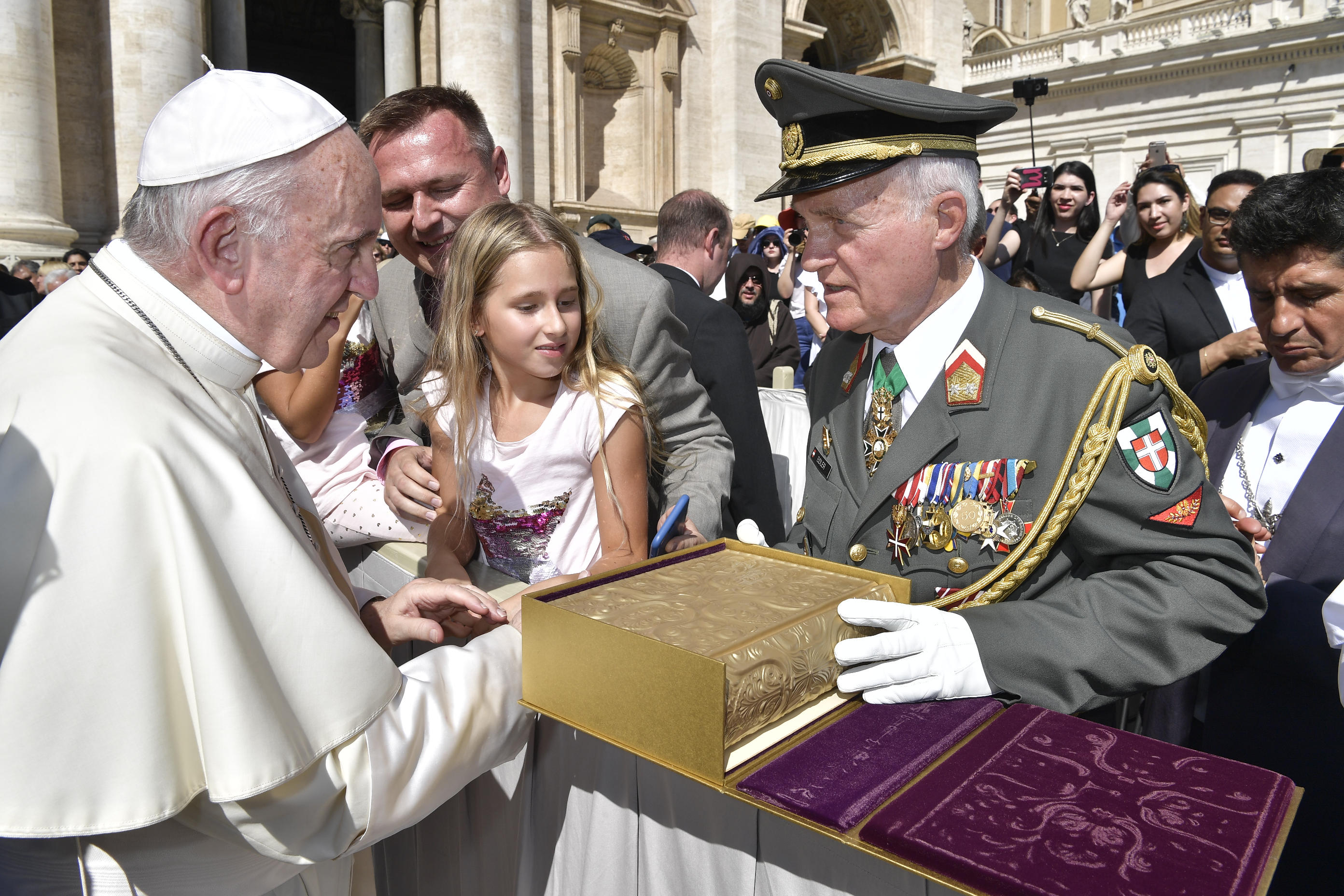 Garde_2018_09_12_EIDLER_Bibel beim Papst_305733_12092018