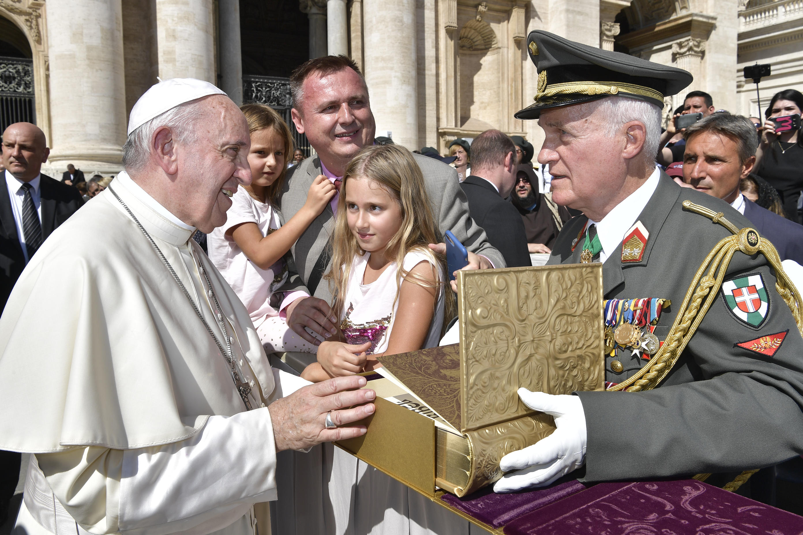 Garde_2018_09_12_EIDLER_Bibel beim Papst_305788_12092018
