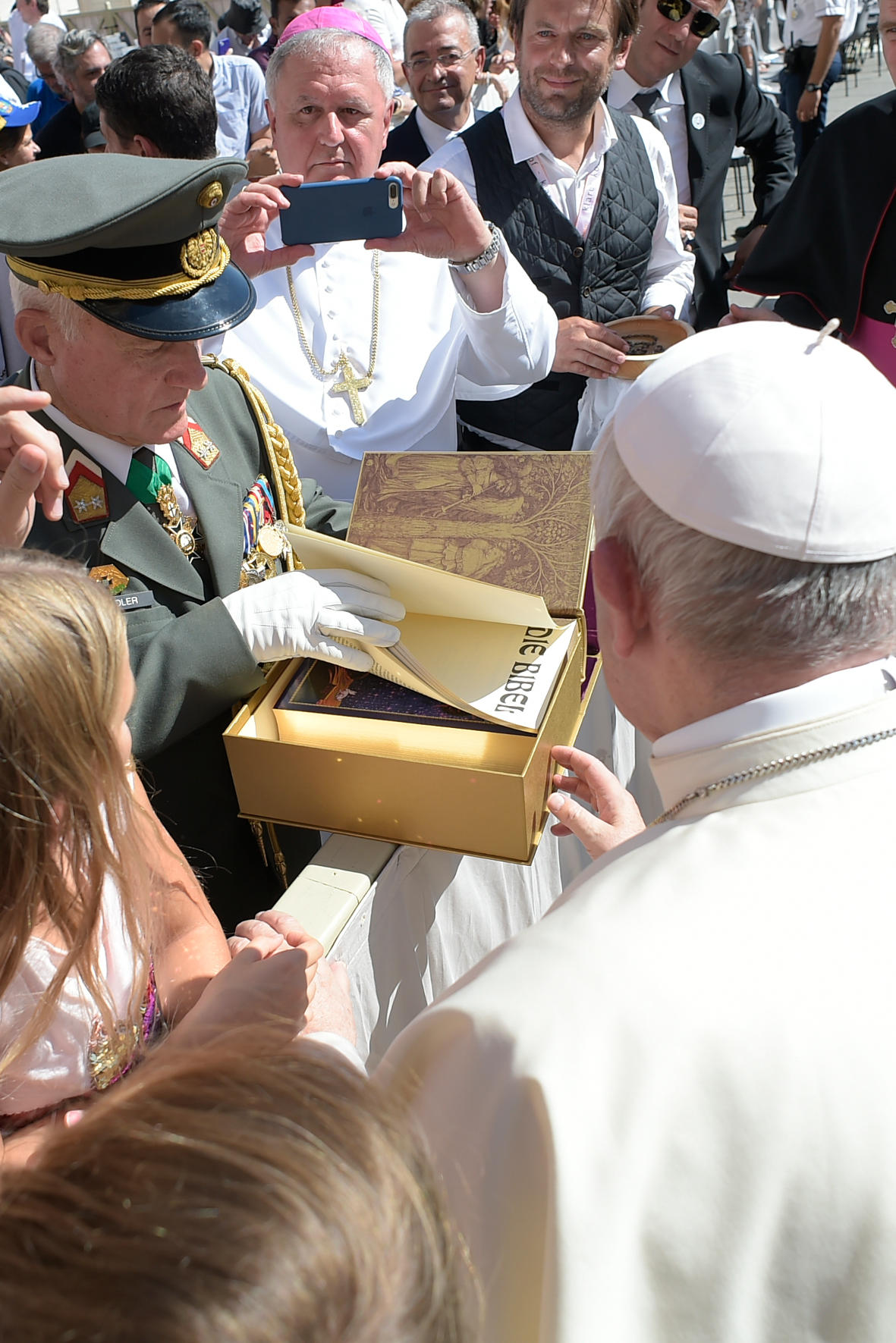 Garde_2018_09_12_EIDLER_Bibel beim Papst_305795_12092018
