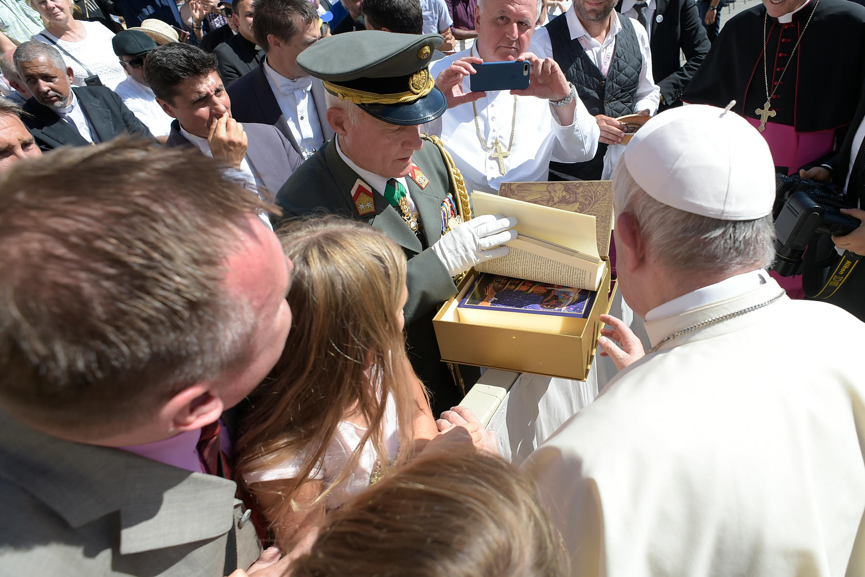 Garde_2018_09_12_EIDLER_Bibel beim Papst_305801_12092018