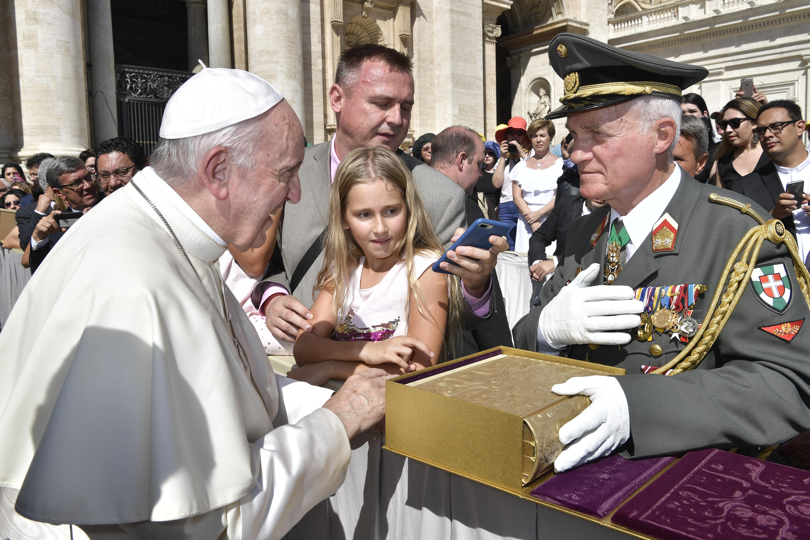 Garde_2018_09_12_EIDLER_Bibel beim Papst_305815_12092018