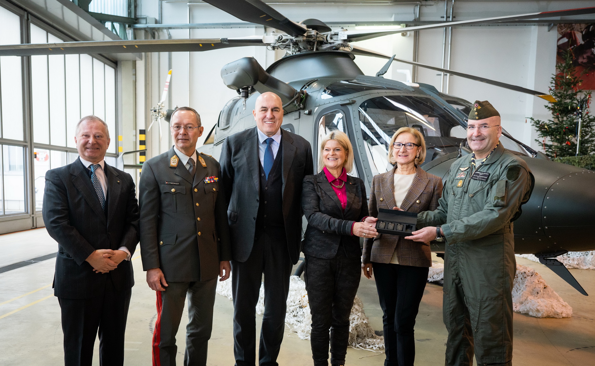 21 12 2022 Erster Hubschrauber „Leonardo AW169“ wird an das Österreichische Bundesheer übergeben, mit Bundesministerin Klaudia Tanner und der italienische Verteidigungsministers Guido Crosetto